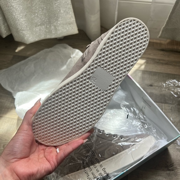 High top sneakers - Picture 3 of 3